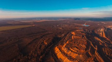 Demir cevheri ocağı açık madencilik hava fotoğrafçılığı.