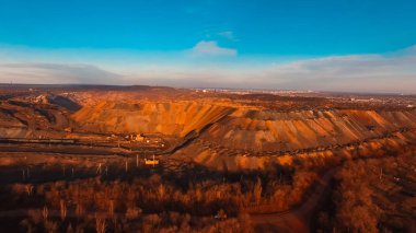 Demir cevheri ocağı açık madencilik hava fotoğrafçılığı.