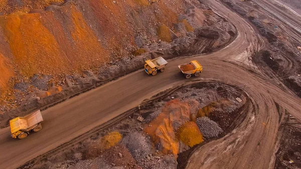鉄鉱石採石場オープンピット採掘航空写真 — ストック写真