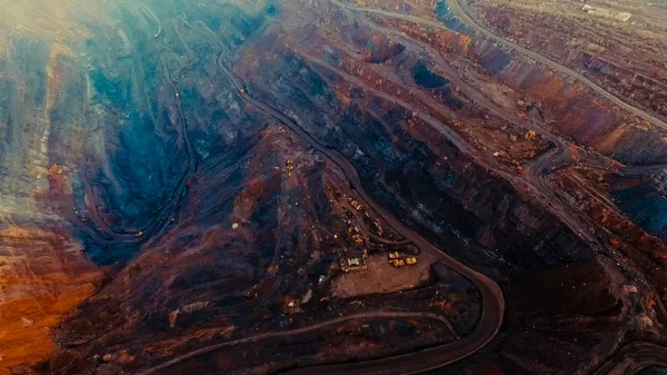 铁矿采石场露天开采航拍 — 图库照片
