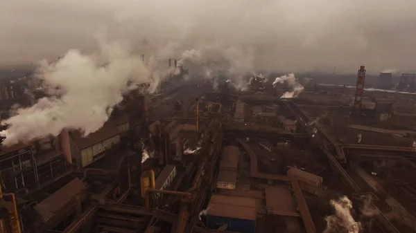 Vista aérea da fábrica Tata Steel com chaminés fumegantes na