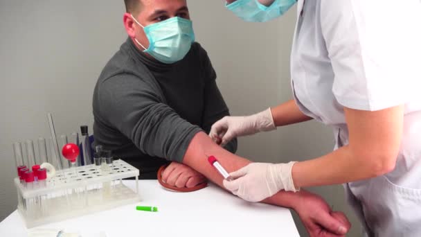 Muestreo Sangre Por Coronavirus Chequee Médico Del Hospital Del Ensayo — Vídeo de stock