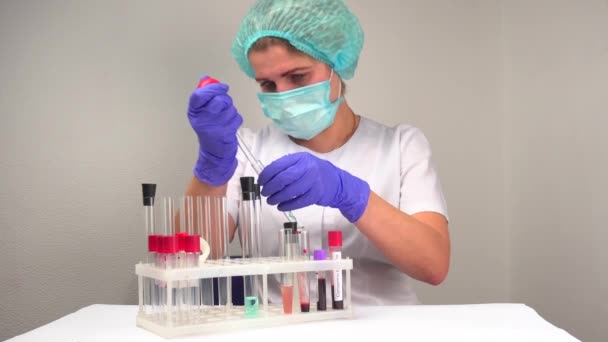 Laboratoriumtests Coronavirus Nemen Van Bloedtest Buizen Geneeskunde Arts Ziekenhuis Virus — Stockvideo