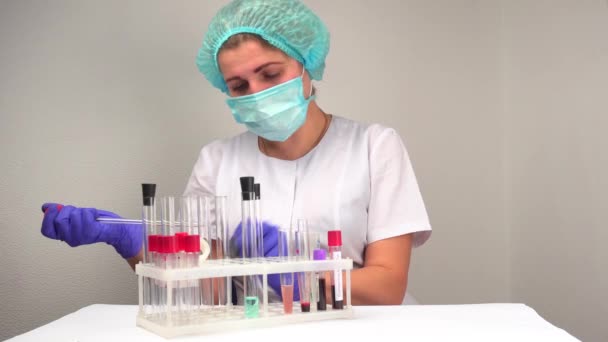 Laboratoriumtests Coronavirus Nemen Van Bloedtest Buizen Geneeskunde Arts Ziekenhuis Virus — Stockvideo