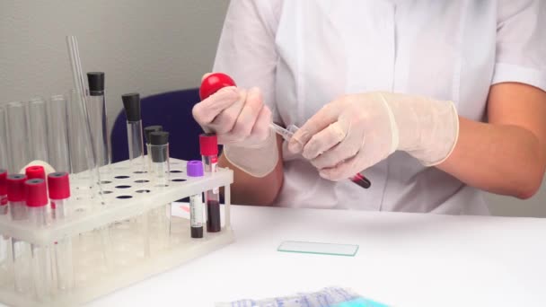 Лабораторные Тесты Коронавируса Принимая Анализ Крови Трубки Лекарства Врач Больничный — стоковое видео