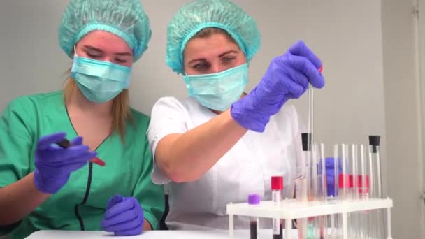 Εργαστηριακές Εξετάσεις Coronavirus Που Λαμβάνουν Εξετάσεις Αίματος Δοκιμαστικούς Σωλήνες Ιατρική — Αρχείο Βίντεο