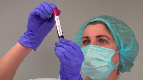 Pruebas Laboratorio Coronavirus Tomar Análisis Sangre Tubos Ensayo Médico Hospital — Vídeo de stock