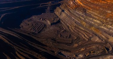 Demir cevheri ocağı açık maden tipi demir cevheri büyük kamyon operasyonları kuadrokopter araştırması.