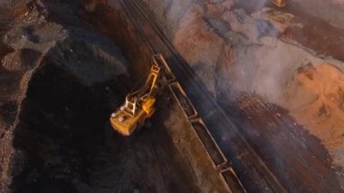Demir cevheri ocağı kazıcısı yükleniyor. Büyük tren yolu kazıcı yükleyici..