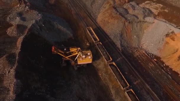 Cargando Mineral Hierro Excavadora Enorme Tren Ferrocarril Cantera Excavadora Cargadora — Vídeo de stock