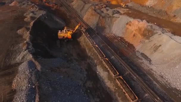 Caricamento Miniera Ferro Escavatore Enorme Treno Cava Ferroviaria Escavatore Caricatore — Video Stock