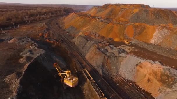 Carregando Escavadeira Pedreira Minério Ferro Enorme Trem Carregador Escavadeira Pedreira — Vídeo de Stock