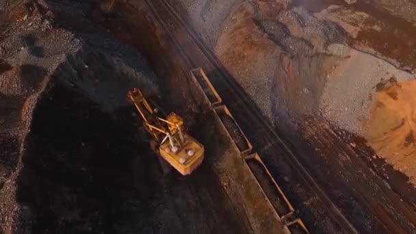 Caricamento Miniera Ferro Escavatore Enorme Treno Cava Ferroviaria Escavatore Caricatore — Video Stock