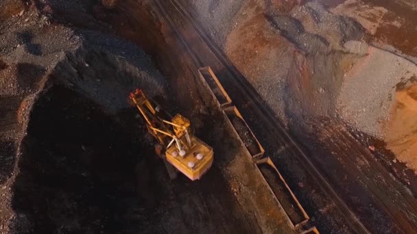 Cargando Mineral Hierro Excavadora Enorme Tren Ferrocarril Cantera Excavadora Cargadora — Vídeo de stock