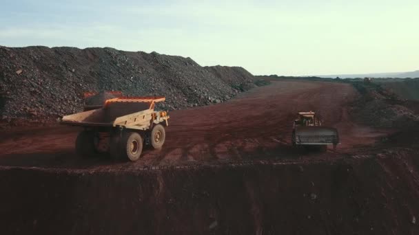 Величезні Вантажівки Скидають Вантажівки Гірничодобувні Рудні Перевезення Залізний Кар Відкрита — стокове відео