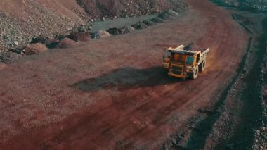 Dev kamyonlar maden kamyonları cevher cevheri taşıma demir ocağı açık dökme demir cevheri Ukrayna 02 / 27 / 2020.