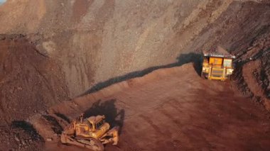 Dev kamyonlar maden kamyonları cevher cevheri taşıma demir ocağı açık dökme demir cevheri Ukrayna 02 / 27 / 2020.