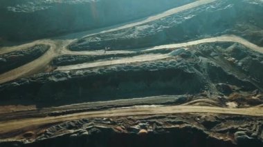 Demir cevheri ocağı açık maden ocağı granit topağı.