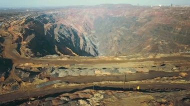 Demir cevheri ocağı açık maden ocağı granit topağı.