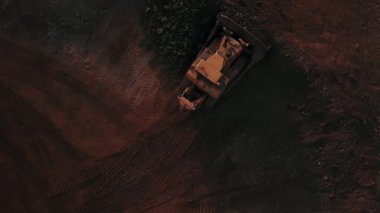 Buldozer maden ocağı demir cevheri yükleniyor.