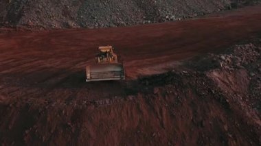 Buldozer maden ocağı demir cevheri yükleniyor.