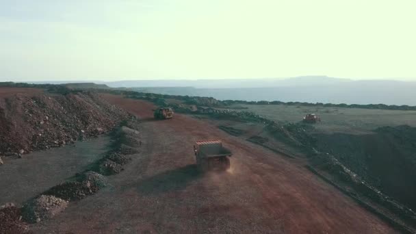 巨大なトラック鉱山トラック鉱山トラック鉱石輸送鉄採石場オープン鋳鉄鉱石 — ストック動画