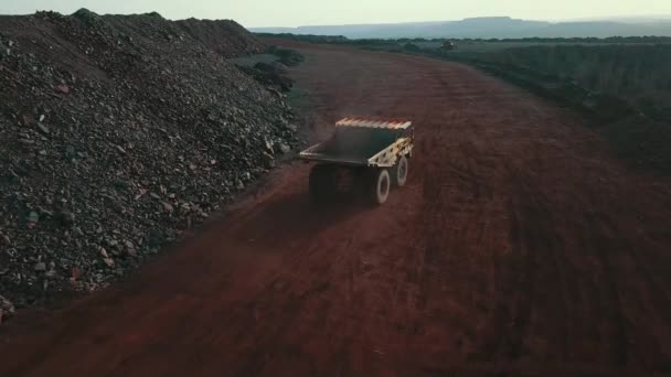 Ogromne Samochody Ciężarowe Wywrotki Górnicze Rudy Transportu Żelaza Kamieniołom Otwarty — Wideo stockowe