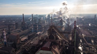 Çelik ekolojisi metalürjik demir fabrikası endüstriyel boruların kirliliğinden duman çıkarıyor. İnsansız hava aracından görüntüle.