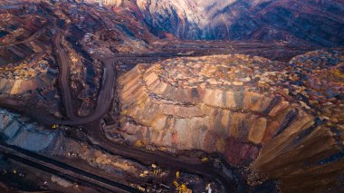 Büyük demir cevheri ocağı açık demir cevheri madenciliği..