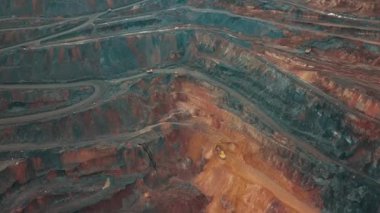 Açık maden ocağı demir cevheri..