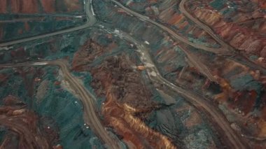 Açık maden ocağı demir cevheri..