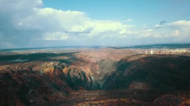 Açık maden ocağı demir cevheri..