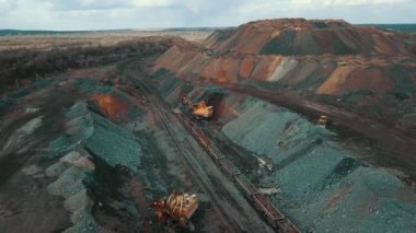 Tren bir taş ocağında demir cevheri taşır..