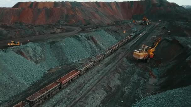 Excavadora Mineral Hierro Tren Una Cantera — Vídeos de Stock