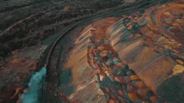 火车在采石场运送铁矿石 — 图库视频影像