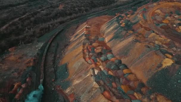 Tren Lleva Mineral Hierro Una Cantera — Vídeos de Stock