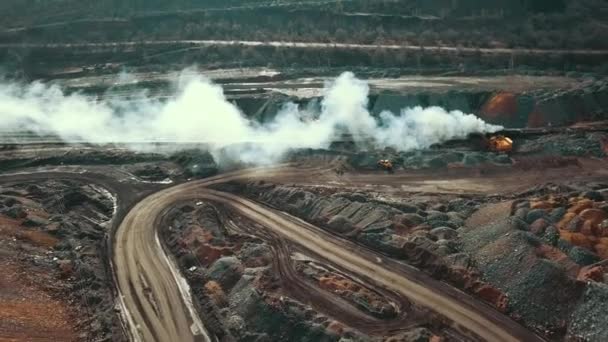 Le train transporte du minerai de fer dans une carrière .