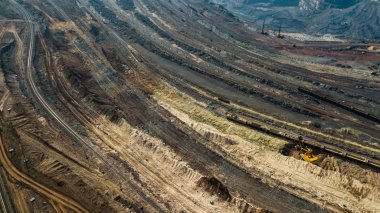 Yükseklik araştırmasına göre açık maden ocağı tipi bir maden ocağı.