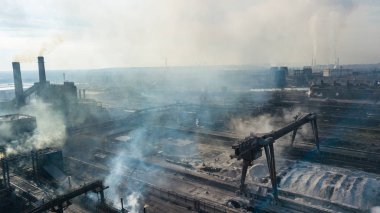 Çelik ekolojisi metalürjik demir fabrikası endüstriyel boruların kirliliğinden duman çıkarıyor. İnsansız hava aracından görüntüle.