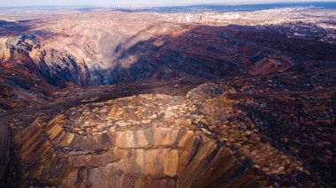 Büyük demir cevheri ocağı açık demir cevheri madenciliği..