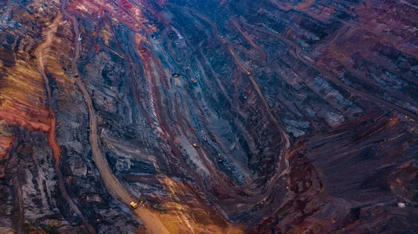 Büyük demir cevheri ocağı açık demir cevheri madenciliği..