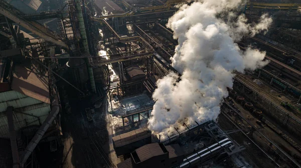 鉄鋼生態冶金鉄工場は 産業パイプの汚染から煙 ドローンからの眺め — ストック写真