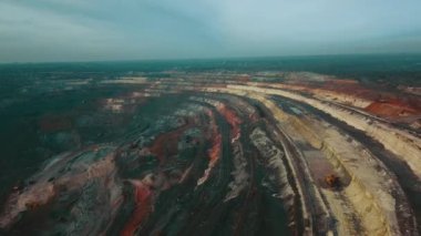 Panorama havadan görünümü açık çukur maden kömür madenciliği, damperli, taş ocağı çıkarıcı sanayi sıyırma çalışmaları vurdu. Büyük Sarı Maden Kamyonları. Çok sayıda makine kamyonu ile opencast madenciliğinde drone'dan görünüm