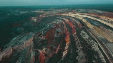 Panorama havadan görünümü açık çukur maden kömür madenciliği, damperli, taş ocağı çıkarıcı sanayi sıyırma çalışmaları vurdu. Büyük Sarı Maden Kamyonları. Çok sayıda makine kamyonu ile opencast madenciliğinde drone'dan görünüm