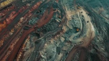 Panorama havadan görünümü açık çukur maden kömür madenciliği, damperli, taş ocağı çıkarıcı sanayi sıyırma çalışmaları vurdu. Büyük Sarı Maden Kamyonları. Çok sayıda makine kamyonu ile opencast madenciliğinde drone'dan görünüm