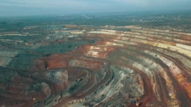 Panorama havadan görünümü açık çukur maden kömür madenciliği, damperli, taş ocağı çıkarıcı sanayi sıyırma çalışmaları vurdu. Büyük Sarı Maden Kamyonları. Çok sayıda makine kamyonu ile opencast madenciliğinde drone'dan görünüm