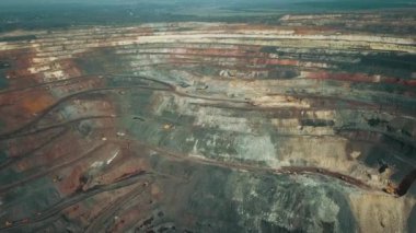 Panorama havadan görünümü açık çukur maden kömür madenciliği, damperli, taş ocağı çıkarıcı sanayi sıyırma çalışmaları vurdu. Büyük Sarı Maden Kamyonları. Çok sayıda makine kamyonu ile opencast madenciliğinde drone'dan görünüm