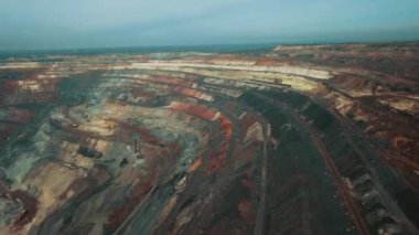 Panorama havadan görünümü açık çukur maden kömür madenciliği, damperli, taş ocağı çıkarıcı sanayi sıyırma çalışmaları vurdu. Büyük Sarı Maden Kamyonları. Çok sayıda makine kamyonu ile opencast madenciliğinde drone'dan görünüm
