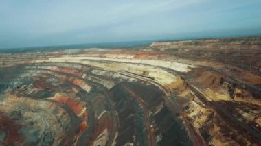 Panorama havadan görünümü açık çukur maden kömür madenciliği, damperli, taş ocağı çıkarıcı sanayi sıyırma çalışmaları vurdu. Büyük Sarı Maden Kamyonları. Çok sayıda makine kamyonu ile opencast madenciliğinde drone'dan görünüm
