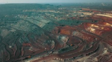 Panorama havadan görünümü açık çukur maden kömür madenciliği, damperli, taş ocağı çıkarıcı sanayi sıyırma çalışmaları vurdu. Büyük Sarı Maden Kamyonları. Çok sayıda makine kamyonu ile opencast madenciliğinde drone'dan görünüm